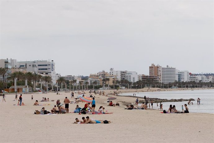 Bañistas en una playa de Palma 