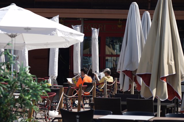 Varias personas disfrutan en una terraza de un bar del Puerto Deportivo de Getxo.