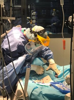 Equipo de UCI trabajando con un paciente en el Hospital Reina Sofía de Córdoba