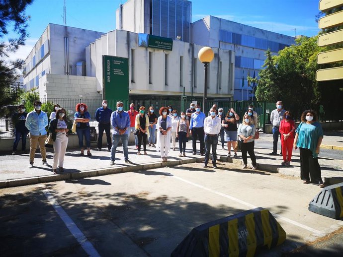 Alcaldes y representantes del PSOE se concentran ante la Junta para pedir más servicios médicos.