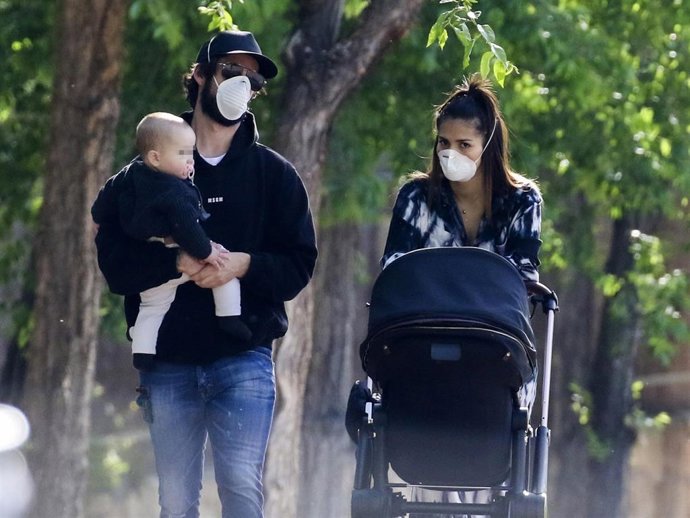 Sara Sálamo y el futbolista Isco dan un tranquilo paseo con su hijo Theo aprovechando el desconfinamiento
