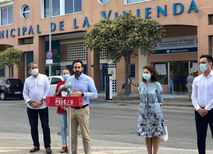 El protavoz del PSOE en el Ayunatamiento de Málaga, Daniel Pérez, en rueda de prensa