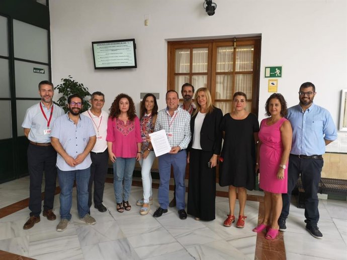 Miembros de Aparcamientos Reina Sofía con parlamentarios de PP, Podemos e IU en septiembre de 2018, con la PNL sobre la gratuidad de los aparcamientos hospitalarios andaluces.