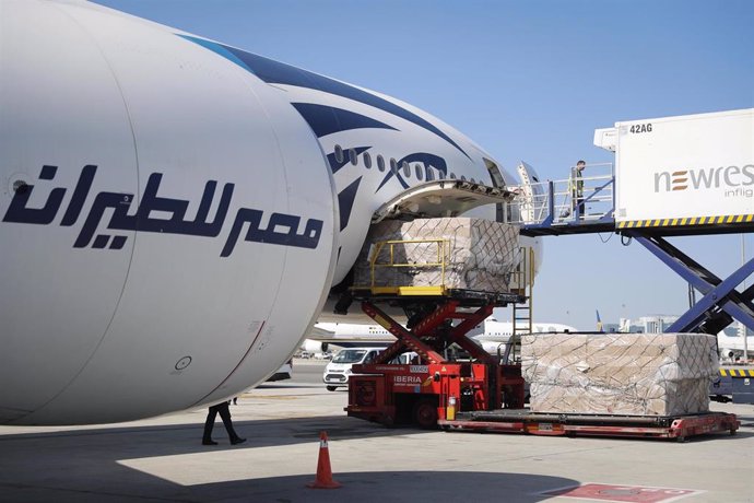 Trabajadores del aeropuerto Adolfo Suárez Madrid-Barajas recogen el cargamento sanitario de un avión.