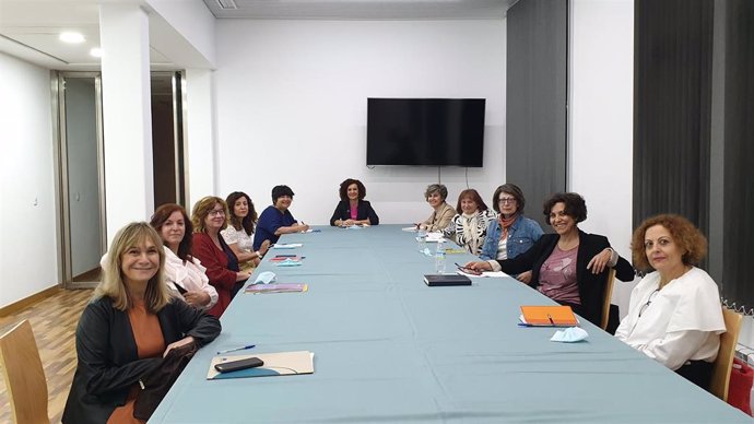 La vicepresidenta de Territorio Inteligente de la Diputación de Huelva, María Eugenia Limón, en una reunión de coordinación con las nueve directoras de las zonas básicas de la provincia.