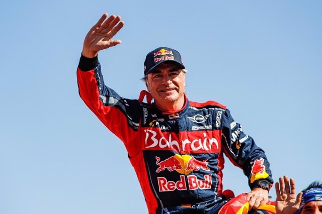 Carlos Sainz celebrando su tercera victoria en el Rally Dakar