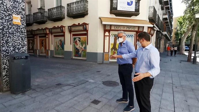 El portavoz de Cs en el Ayuntamiento de Sevilla, Álvaro Pimentel, visita la Plaza de la Gavidia junto al concejal Miguel Ángel Aumesquet.