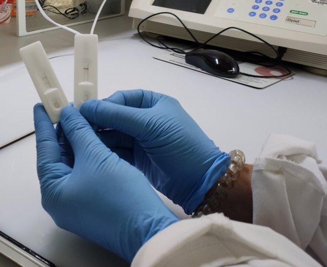 Una investigadora de la Universitat Rovira i Virgili (URV) desarrollando un test de diagnóstico rápido de coronavirus