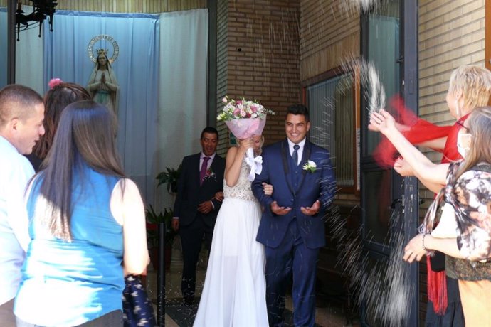 Una parroquia de Alaqus acoge su primera boda tras el confinamiento y la transmite por redes sociales a las familias de los contrayentes en Ucrania y Colombia