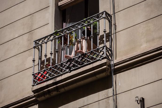 Una persona toma el sol en su balcón durante el tercer día de desconfinamiento, en Barcelona/Catalunya (España) a 4 de mayo de 2020.