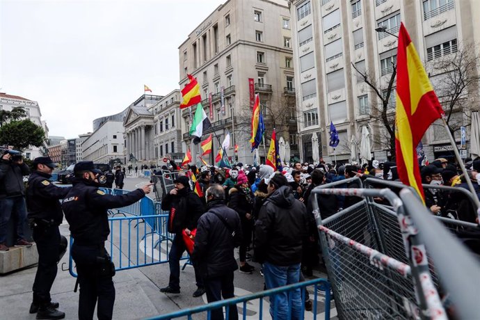 Agentes de policía controlan a manifestantes durante la manifestación de Jusapol del 3 de marzo frente al Congreso