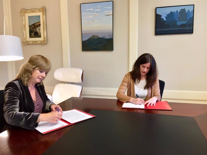 La consejera Ollo y la decana del Colegio de Sociología y Politología de Navarra, María Ibarrola, firman el convenio de colaboración