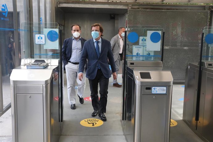 José Luis Martínez-Almeida, acompañado del delegado del Área de Medio Ambiente y Movilidad, Borja Carabante, pasa un torno de transporte público durante la visita al nuevo Centro de Control de la EMT