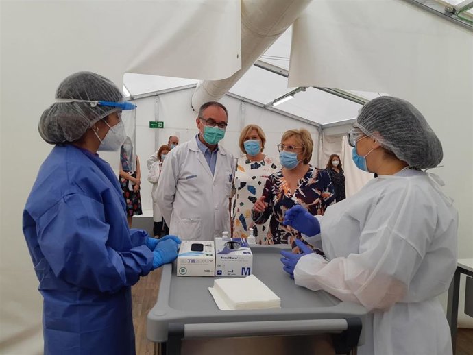 Ana Barceló durante su visita al Hospital de Campaña de Alicante.