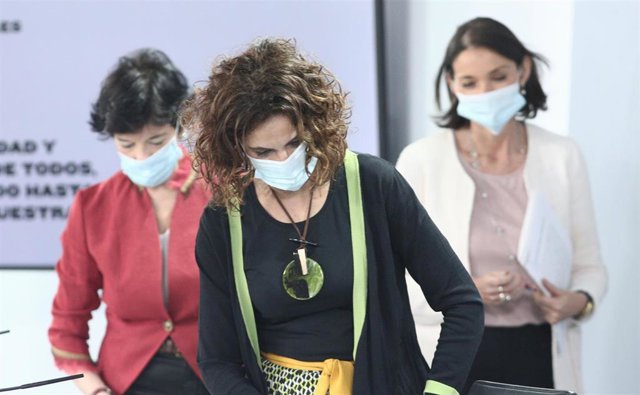 (I-D) La ministra de Educación y Formación Profesional, Isabel Celaá, la ministra portavoz y de Hacienda, María Jesús Montero; y la ministra de Industria, Comercio y Turismo, Reyes Maroto.
