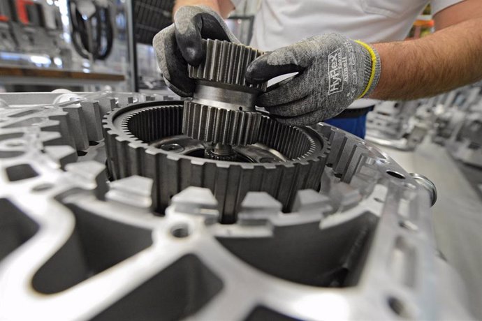 FILED - 29 November 2012, Baden-Wuerttemberg: A worker assembles a gearbox in a factory. Germany'smachine manufacturingcompanies took anotherhit in August, with orders falling by 17 per cent compared to the same month last year, theMechanical Engine
