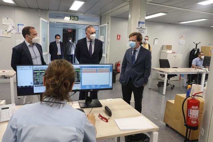 José Luis Martínez-Almeida, junto a, Borja Carabante durante la visita al nuevo Centro de Control de la EMT