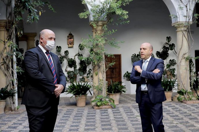 El presidente de la Diputación de Córdoba, Antonio Ruiz (izda), junto al consejero delegado de Cajasur, Joseba Barrena