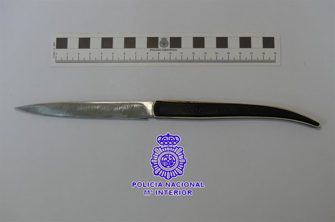 Navaja con la que el detenido hirió a dos personas.