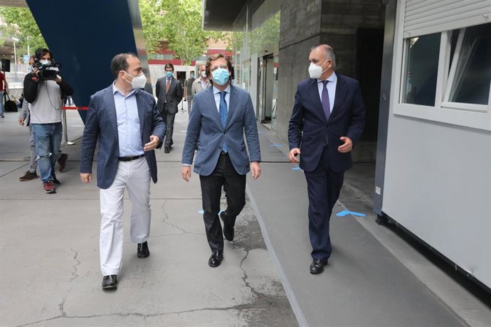 El alcalde de la capital, José Luis Martínez-Almeida, acompañado del delegado del Área de Medio Ambiente y Movilidad, Borja Carabante durante la visita al nuevo Centro de Control de la EMT