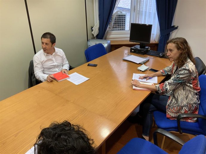La directora general de Políticas Migratorias del Gobierno de Navarra, Patricia Ruiz de Irízar, y el presidente de la FNMC, Juan Carlos Castillo, en una reunión.
