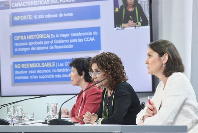 (I-D) La ministra de Educación y Formación Profesional, Isabel Celaá; la ministra portavoz y de Hacienda, María Jesús Montero; y la ministra de Industria, Comercio y Turismo, Reyes Maroto.