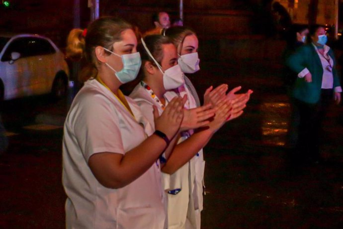 Policías, enfermeros y médicos se unen a los aplausos a los trabajadores sanitarios, foto de archivo
