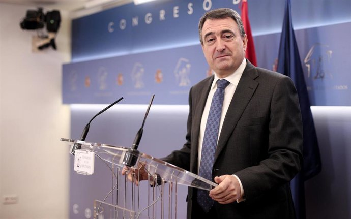 El portavoz del PNV en el Congreso, Aitor Esteban, en rueda de prensa.