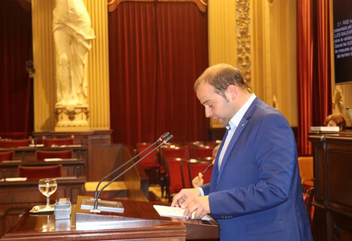 El conseller de Medio Ambiente y Territorio, Miquel Mir, en el Parlament.