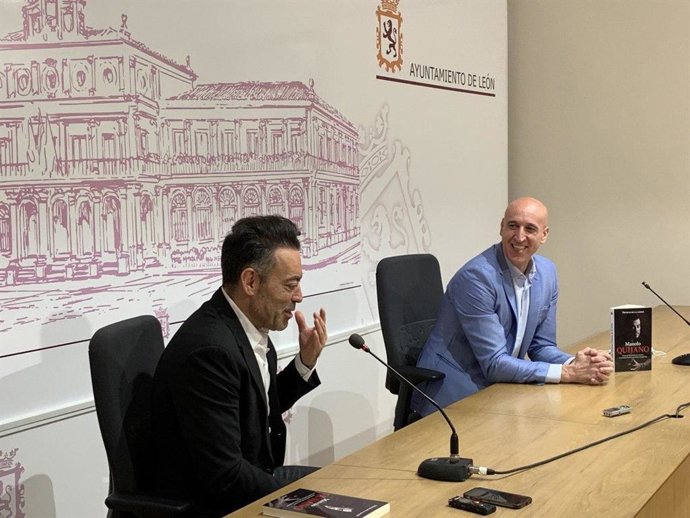 José Antonio Diez (derecha) junto al cantante Manuel Quijano.