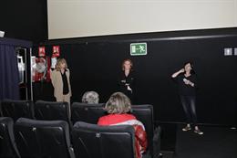 La actriz Emma Suárez (i) y la cineasta Gracia Querejeta dentro de una sala de cine de los Cines Renoir Plaza de España el día de su reapertura 