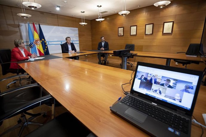 El presidente gallego, Alberto Núñez Feijóo, y la conselleira do Mar, Rosa Quintana, en la firma de una declaración sobre el Brexit