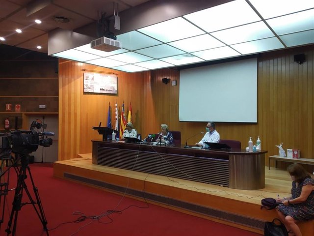 Ana Barceló, en el centro de la mesa, durante la rueda de prensa.