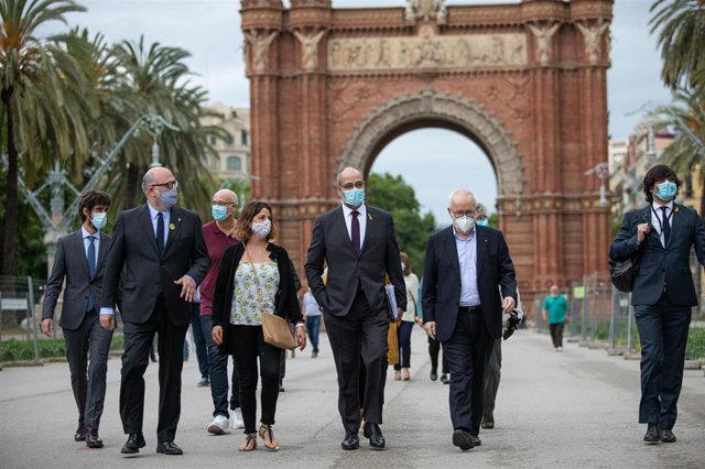 El conseller de Interior de la Generalitat, Miquel Buch (3d), a su llegada al Tribunal Superior de Justicia de Catalunya (TSJC) con su mujer, Cesca Domènech (4d), donde ha sido citado a declarar como investigado.