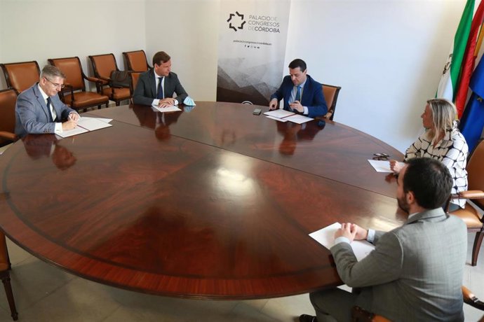 José María Bellido firma el convenio con la UTE Palacio de Congresos de Córdoba