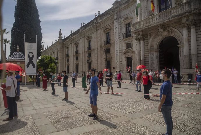 Concentración convocada por los sindicatos CCOO y UGT contra los "recortes" de la Junta de Andalucía a las universidades, foto de archivo