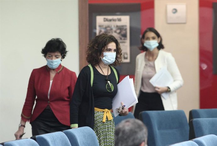 (Delante-Atrás) La ministra portavoz y de Hacienda, María Jesús Montero; la ministra de Educación y Formación Profesional, Isabel Celaá. y la ministra de Industria, Comercio y Turismo, Reyes Maroto; en rueda de prensa posterior al Consejo de Ministros.