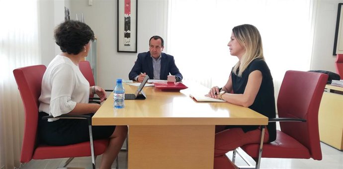 José Luis Ruiz Espejo, líder del PSOE de Málaga, junto a las vicesecretarias generales Fuensanta Lima (izquierda de la imagen) y Antonia García (derecha)