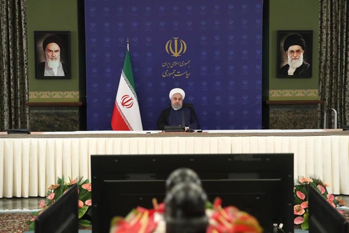 Hasán Rohani preside una reunión de la comisión contra el coronavirus