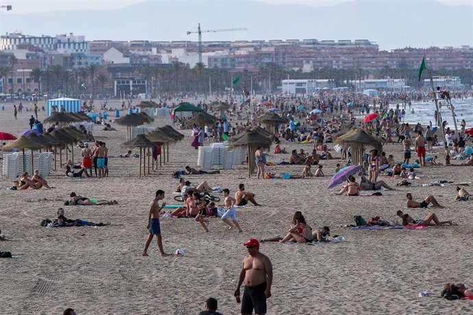 Aglomeración de personas en playa de la Malvarrosa durante la fase 2 de la desescalada en la pandemia de coronavirus COVID19. En Valencia, España, a 3 de junio de 2020.