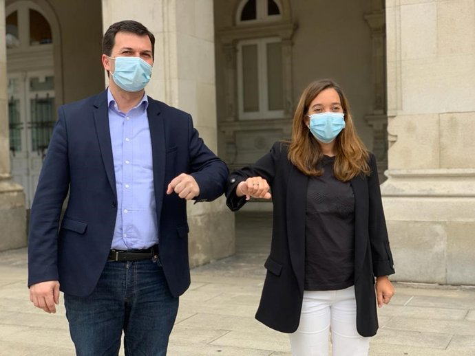 El candidato del PSdeG a la Presidencia de la Xunta, Gonzalo Caballero, y la alcaldesa de A Coruña, Inés Rey