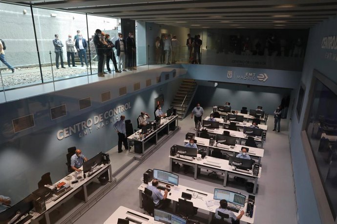 Trabajadores en el nuevo Centro de Control de la Empresa Municipal de Transportes (EMT), en Madrid (España), a 16 de junio de 2020.