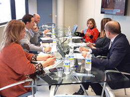 Imagen de la reunión de Faecta con el consejo de administración de la RTVA. 