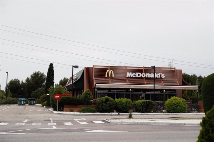 McDonalds cerrado durante el Jueves Santo marcado por el confinamiento impuesto por el Estado de Alarma provocado por el coronavirus, COVID19. En Madrid (España) a 9 de abril de 2020.