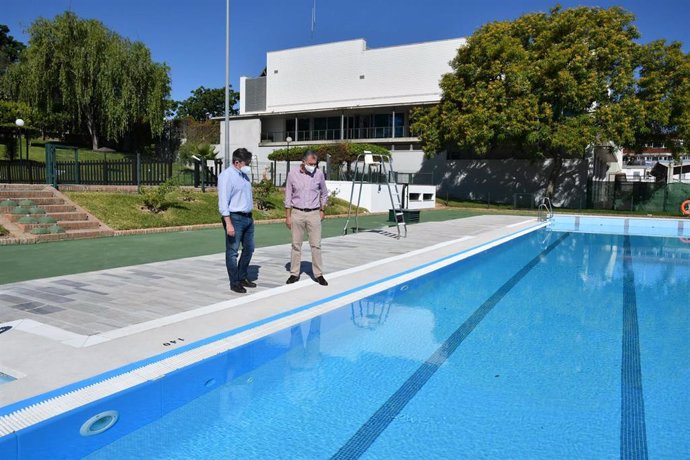El alcalde de Tomares, José Luis Sanz, comprueba el estado de los trabajos previos a la reapertura, el día 22, de la piscina municipal.