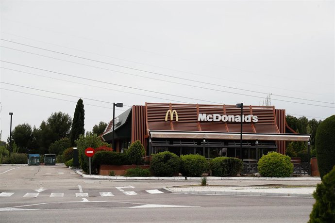 McDonalds cerrado durante el Jueves Santo marcado por el confinamiento impuesto por el Estado de Alarma provocado por el coronavirus, COVID19. En Madrid (España) a 9 de abril de 2020.