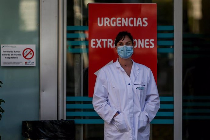 Una sanitaria en la puerta del Hospital Fundación Jiménez Díaz cuando en la Fase 1 de la desescalada continúan los aplausos en homenaje a los profesionales sanitarios y demás sectores que han sido esenciales durante la pandemia del coronavirus