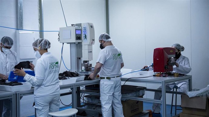 Una empresa riojana lidera la alternativa frente a China en la fabricación de mascarillas FFP2. La presidenta de La Rioja, Concha Andreu, ha visitado la planta de la firma en Logroño.