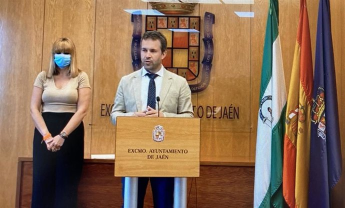 El alcalde ,Julio Millán, junto a la teniente de alcalde, María Cantos, en rueda de prensa.