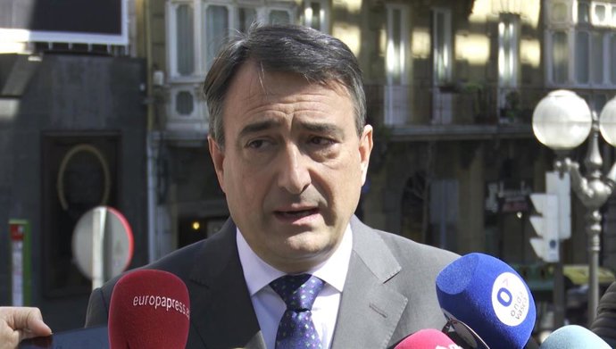 Aitor Esteban, haciendo declaraciones